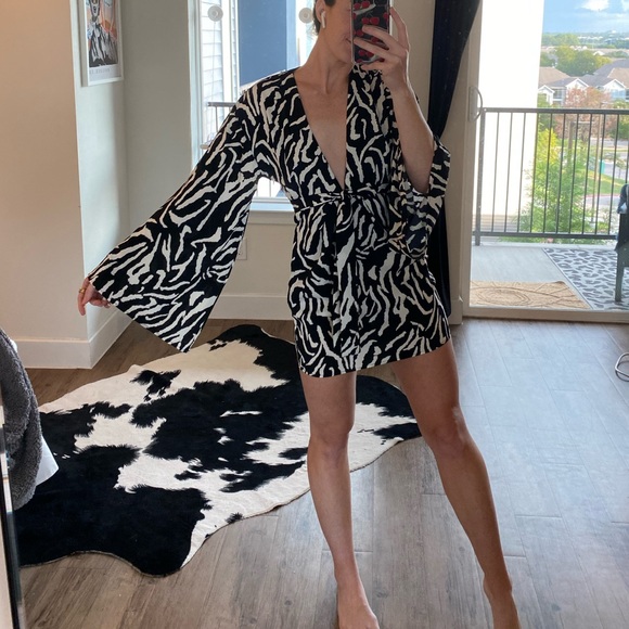 MUST SELL BY 4/17/23 TAKING ALL OFFERS - Nasty Gal Dress - Picture 5 of 6